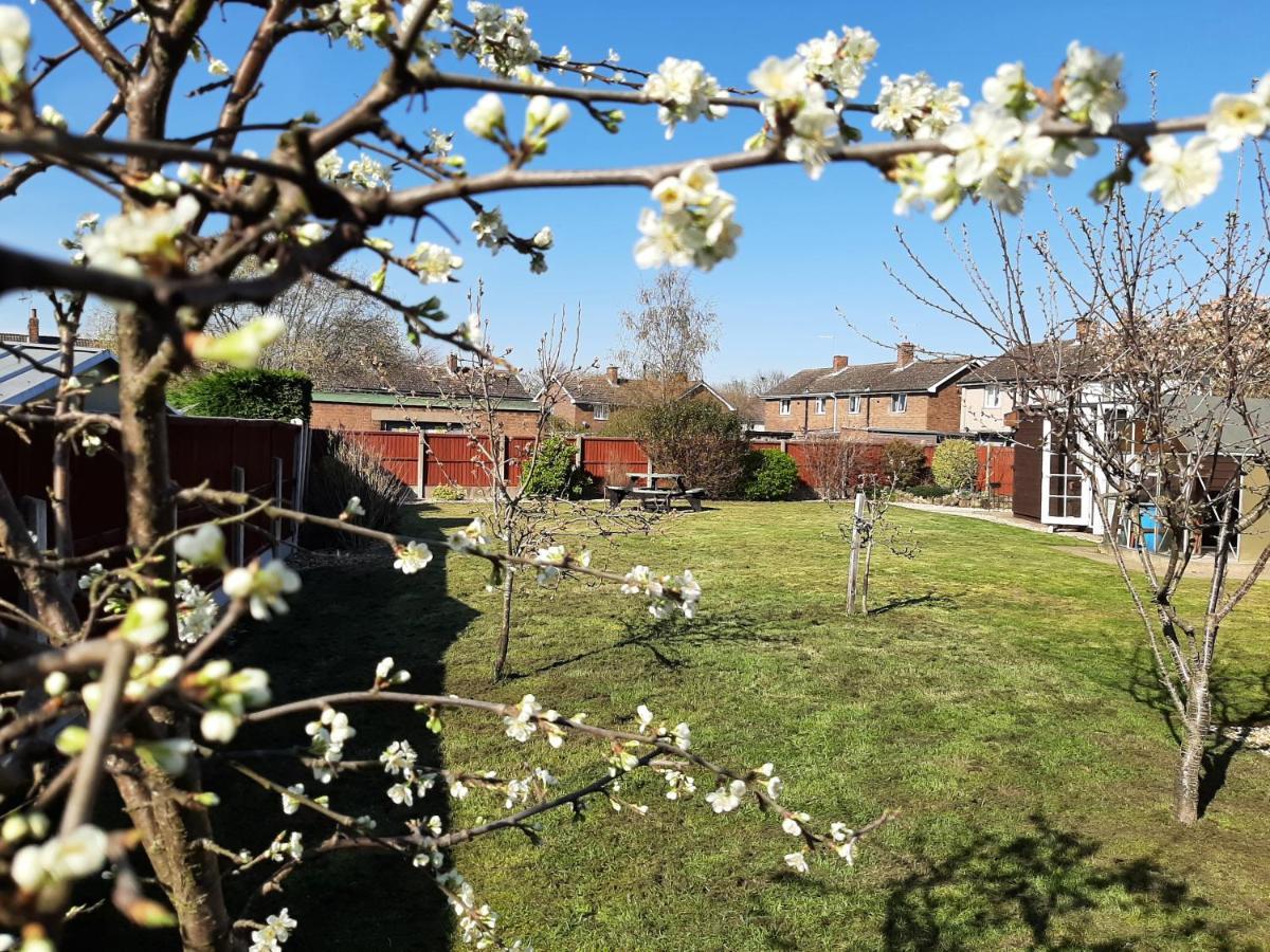 Huge Garden House For Contractors And Families Villa Ollerton Kültér fotó